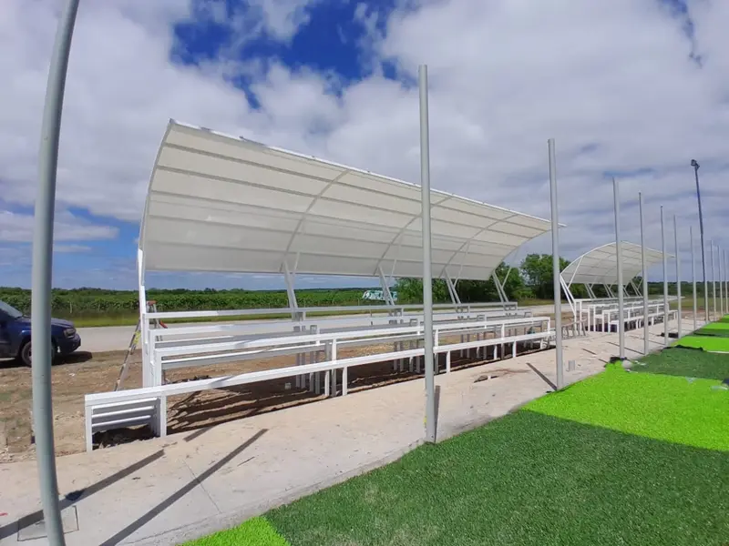 Grada 150 personas techo curvo lámina galvanizada